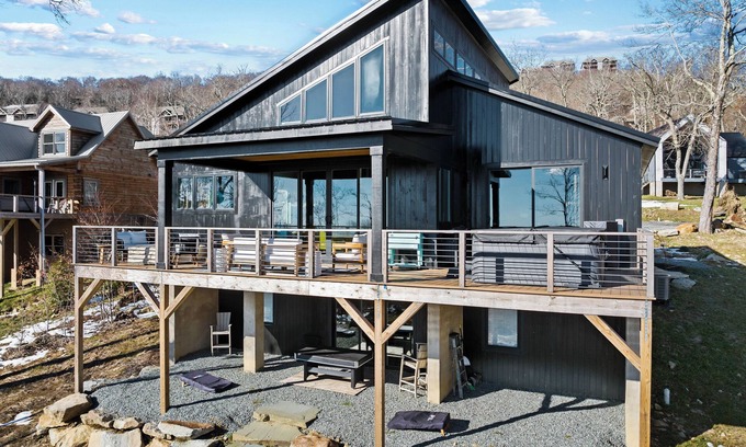 Sugar Mountain House | Banner Elk Black Lodge 4 Bed 3 Bath Soaring ceilings Hot Tub and Mtn Views