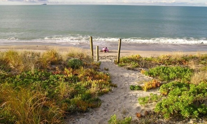 Pukehina House | Barefoot Manor - right on the beach!