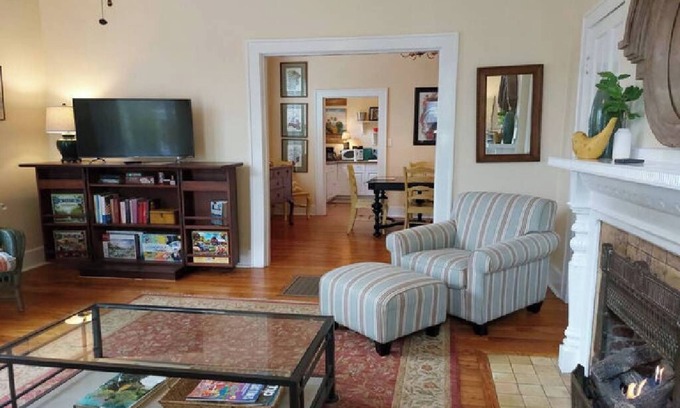 East of Broadway Cottage | Barkley Cottage - 1 Bedroom