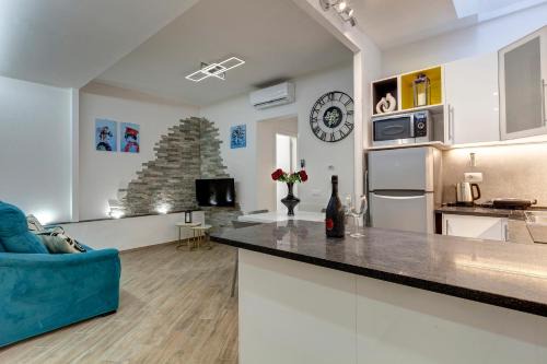 San Lorenzo Apartment | Barnaba Apartment by Mamo Florence