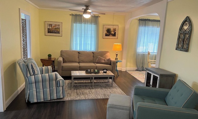 Tavares House | Barrow Bungalow near Big House, fishing, downtown Tavares and Mt Dora