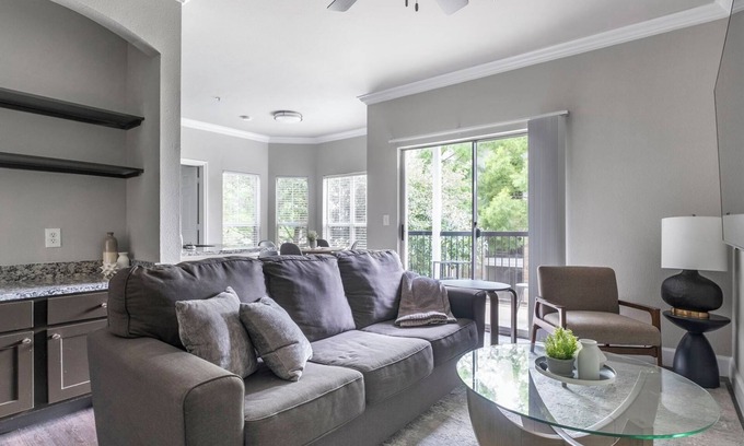 Richmond Apartment | Barsala l tChic 2BD Apt: Pool, Outdoor Kitchen