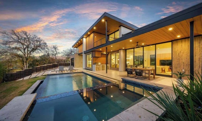 Barton Hills House | Barton Springs Luxe Heated Pool+ Spa Sleeps 16