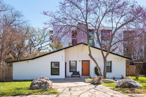 Sweetbriar House | BartonSwim Sleeps7, Comfy Beds, Rain Shower, SoCO Best Eateries
