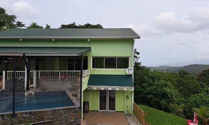Riviere-Salee Apartment | Bas de Villa FloriRose