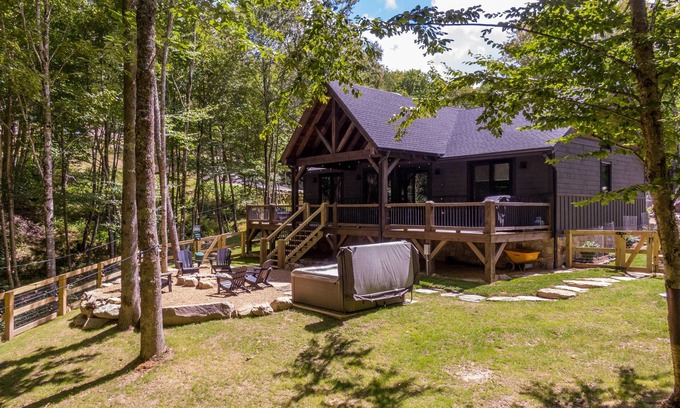 Banner Elk House | BaseCamp at Eagles Nest - 2 suites, hot tub, pet friendly, close to Camp, stream
