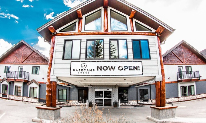 Canmore Cabin | Basecamp Lodge I Deluxe Double King Room