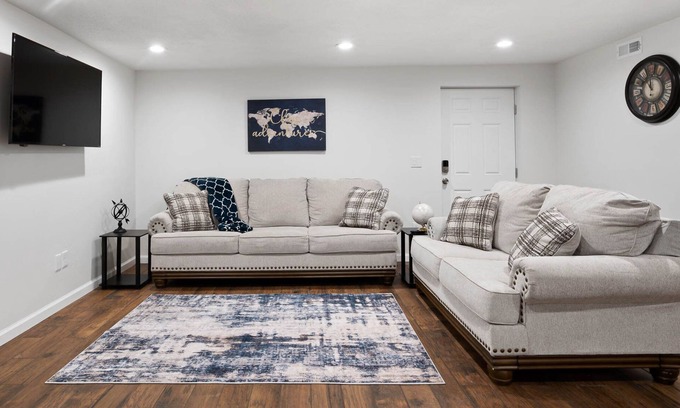 Daybreak House | Basement Guest Suite*KING BED*WIFI*WASHER & DRYER