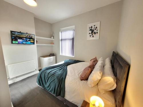 Tunstall House | Basford House- Cosy 3 Bed, 2 bathroom Home near Hanley, Newcastle Under Lyme and A500 by Catchpole stays