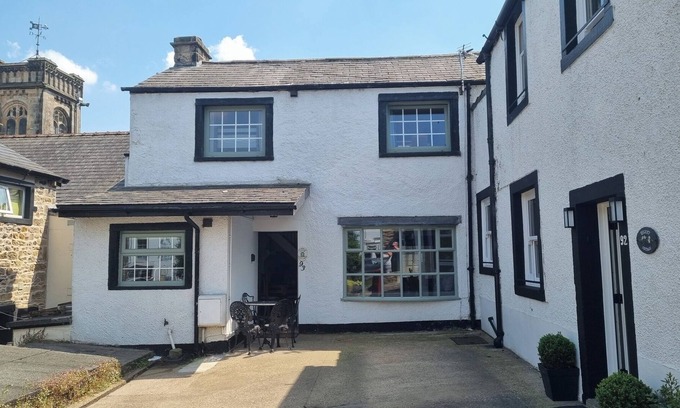 Clitheroe Cottage | Bashall Barn, Eaves Hall, Outbarn all close by