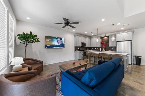 Lafayette Villa | Basin House 2 King Beds 70in TV Fast WiFi