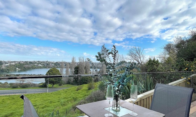 Orakei Cottage | Basin ViewnOrakei Basin with 180degree views