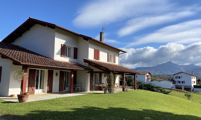 Behobie House | Basque house for 14 people 10 minutes from Saint Jean de Luz