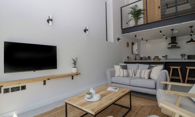 Wincanton Cottage | BASSWOOD BARN, pet friendly, luxury holiday cottage in Wincanton