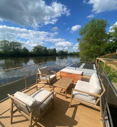 Montreuil-Juigne Boat Rental | Bateau logement, vue magique