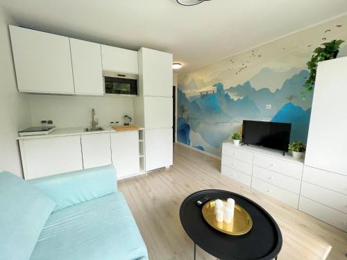 Ochota Apartment | Batorego 18 - Blue - 450m stacja metra Pola Mokotowskie, 800m Biblioteka Narodowa, 20m piękny park Pola Mokotowskie, 800m do SGH - Wifi - Smart TV - Good Apartments