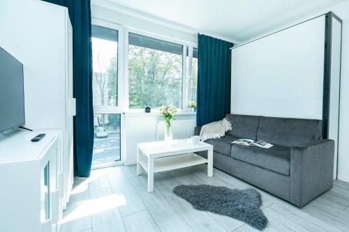 Ochota Apartment | Batorego 18 - Yellow - Stacja metra 300m - underground station 300m - Better Rental