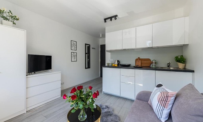 Ochota Apartment | Batorego 220 - 450m stacja metra Pola Mokotowskie, 800m Biblioteka Narodowa - 20m piękny park Pola Mokotowskie - 800m do SGH - Wifi - Smart TV - Good Apartments
