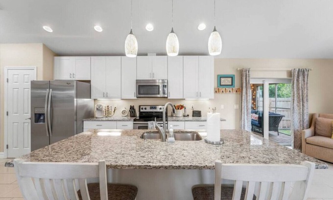 Vamo House | Bay Area Oasis: Luxury Retreat near Siesta Key Beach