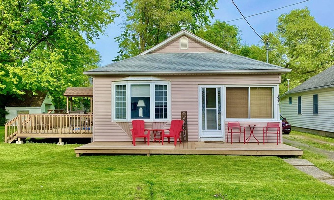 Crystal Beach Cottage | Bay Beach Cottage in Crystal Beach.perfect for a quiet getaway.