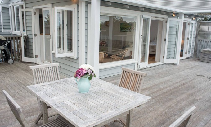Raglan Cottage | Bay View Beach House - Raglan Holiday Home
