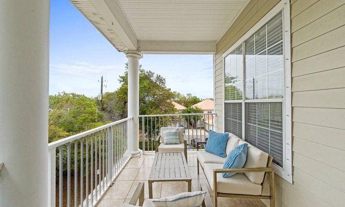 Fort Walton Beach Condo | Bayfront Escape with Balcony, Downtown & Dining Walkable