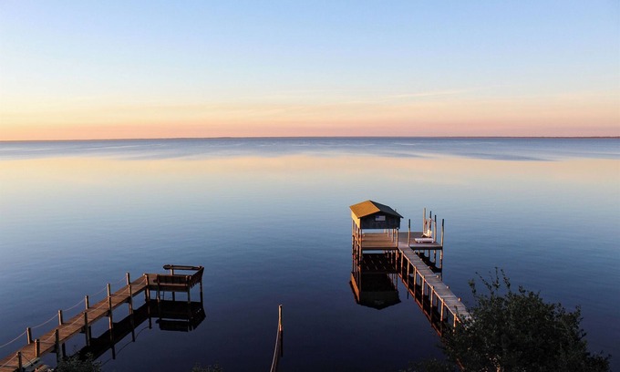 Gulf Breeze House | Bayfront Lodge & Cabin Double Dock Getaway Retreat