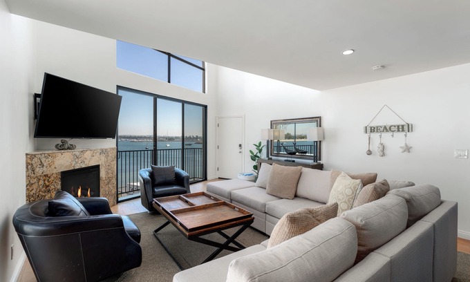 South Mission Beach Condo | Bayfront Penthouse w/Firework and Water Views!