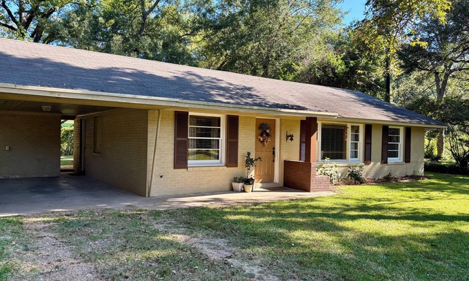 Monroe House | Bayou Home close to ULM. Sleeps 12.