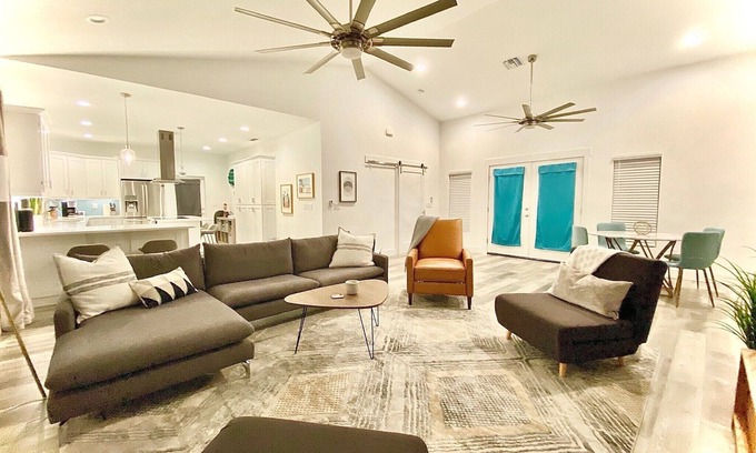 Laurel House | Bayshore Beach House - Walk to Nokomis Beach! Close to Siesta Key, Venice Beach