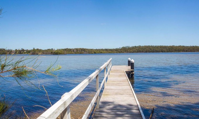 Erowal Bay House | Bayview I Absolute Waterfront with Jetty I 5 Mins to Hyams Beach
