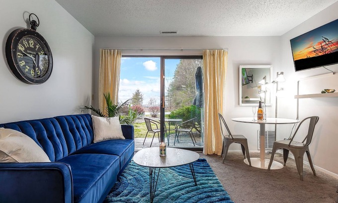 Acme Condo | 🏖️ Bayview Studio Retreat @ The Shores | Private Deck + Beach Access + Champagne Welcome ➠ 5606