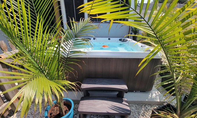 Villas Cottage | Bayview Sunset Cottage – Beach & Bay Across Street | Hot Tub & Pets Welcome