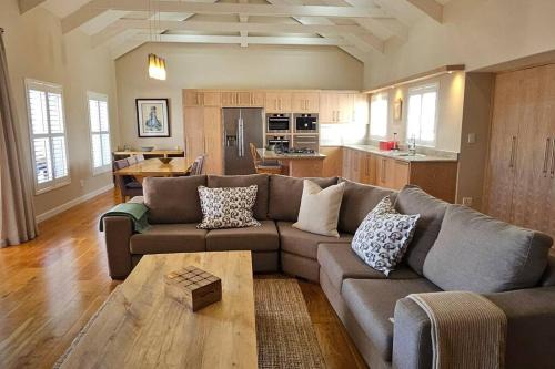 Knysna Apartment | BayView Sunset Villa on Thessen! Large one bedroom unit with King Bed and Sofa bed