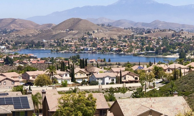 Lake Elsinore House | Be Home With A View. Close To All The Socal Attractions. Sleeps 8
