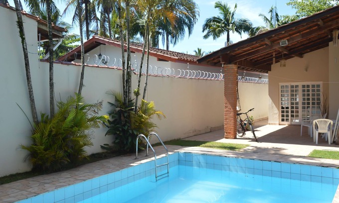 Jardim Virginia House | BEACH HOUSE WITH LARGE LIVING ROOM AND INTEGRATED POOL AREA/BARBECUE.