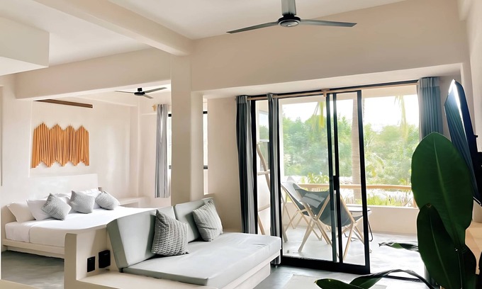Santa Maria Apartment | Beach 1 Min | Ocean King | Pool | Daily Clean | AC