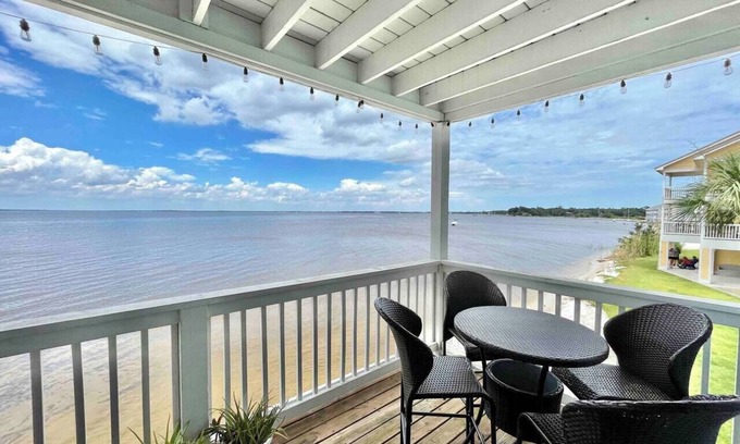 Innerarity Townhomes House | Beach Breeze: Lovely Waterfront Home with 2 Kayaks