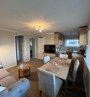 Great Yarmouth Ski Chalet | Beach Chalet - 2 Bedrooms - 4 Guests - Parking