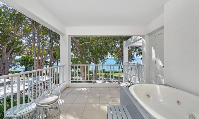 Palm Cove Apartment | Beach Club Top Floor Oceanfront Studio Palm Cove