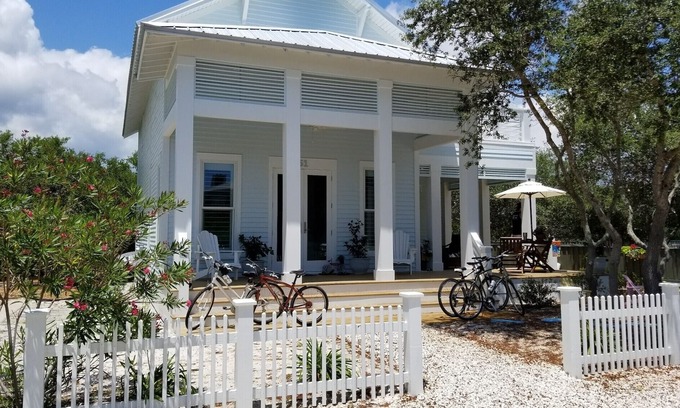 Orange Beach Cottage | Beach cottage in heart of Orange Beach sleeps 10