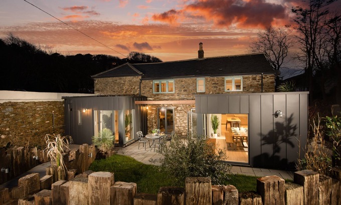 St. Agnes Apartment | Beach Cottage is a traditional stone cottage, just 100 yards from the breath-taking Trevaunance Cove