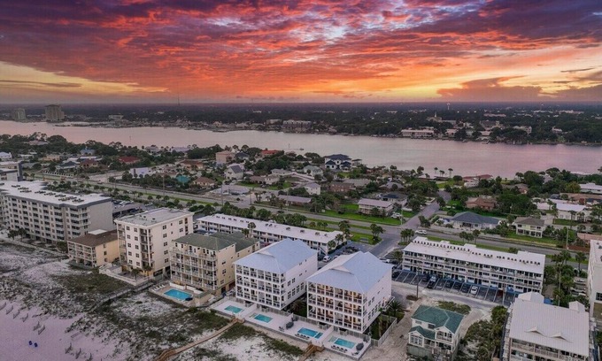 Fort Walton Beach House | Beach Front 8 BR 6 BA Pool & Hot Tub + Pickleball Fun