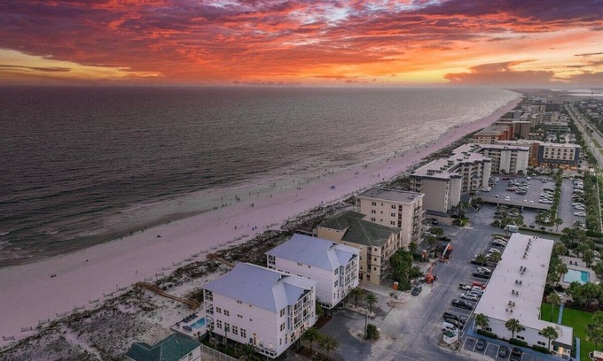 Fort Walton Beach House | Beach Front 8 BR 6 BA + Pool & Hot Tub + Pickleball Fun