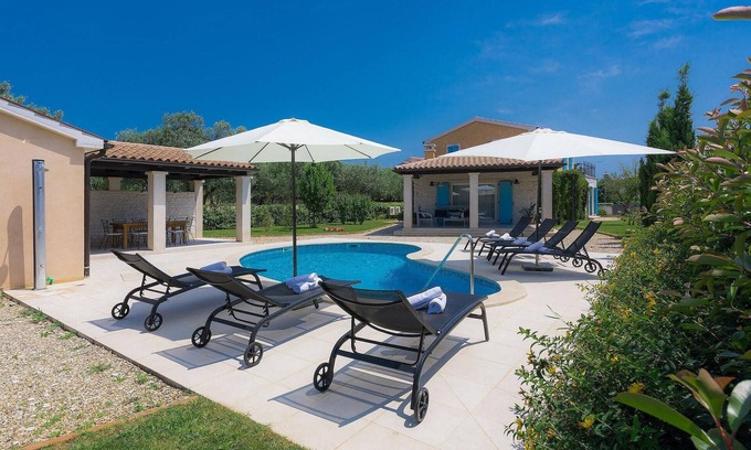 Fazana House | Beach front home in Pula with sauna