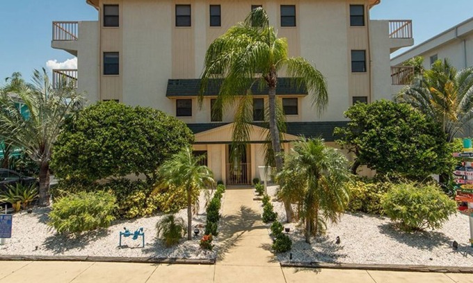 Clearwater Beach House | Beach Haven-4 min walk to the beach, pet friendly, boat dock