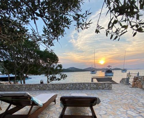 Kornati House | Beach house Danica - resort & tavern BAIN, free transport, pool, Island of Žut - Kornati