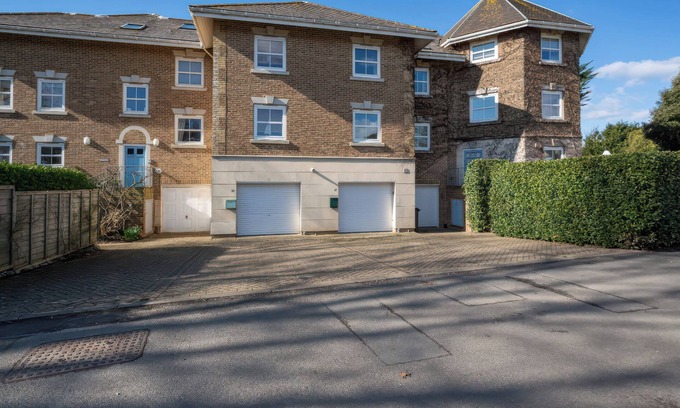 Bembridge House | BEACH HOUSE, pet friendly, country holiday cottage in Bembridge