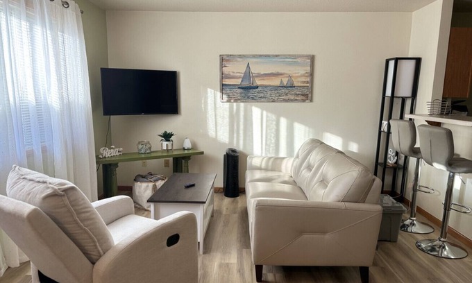Downtown Kenosha Villa | Beach Lake Michigan King Bed Pet Friendly