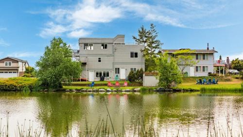 Coupeville House | Beach Lookout Retreat by AvantStay Rooftop Views